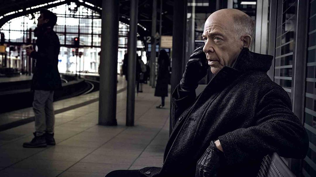 جی کی سیمنز در ایستگاه قطار در سریال Counterpart