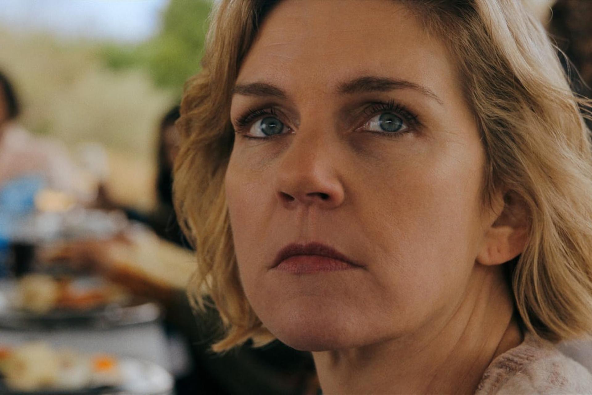 رئیا سیرن Rhea Seehorn بازیگر اصلی سریال پلوریبوس با چهره‌ای جدی Pluribus