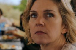 رئیا سیرن Rhea Seehorn بازیگر اصلی سریال پلوریبوس با چهره‌ای جدی Pluribus