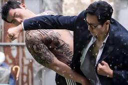 مردی با تتوهای بزرگ در حال مبارزه با مامور کیم