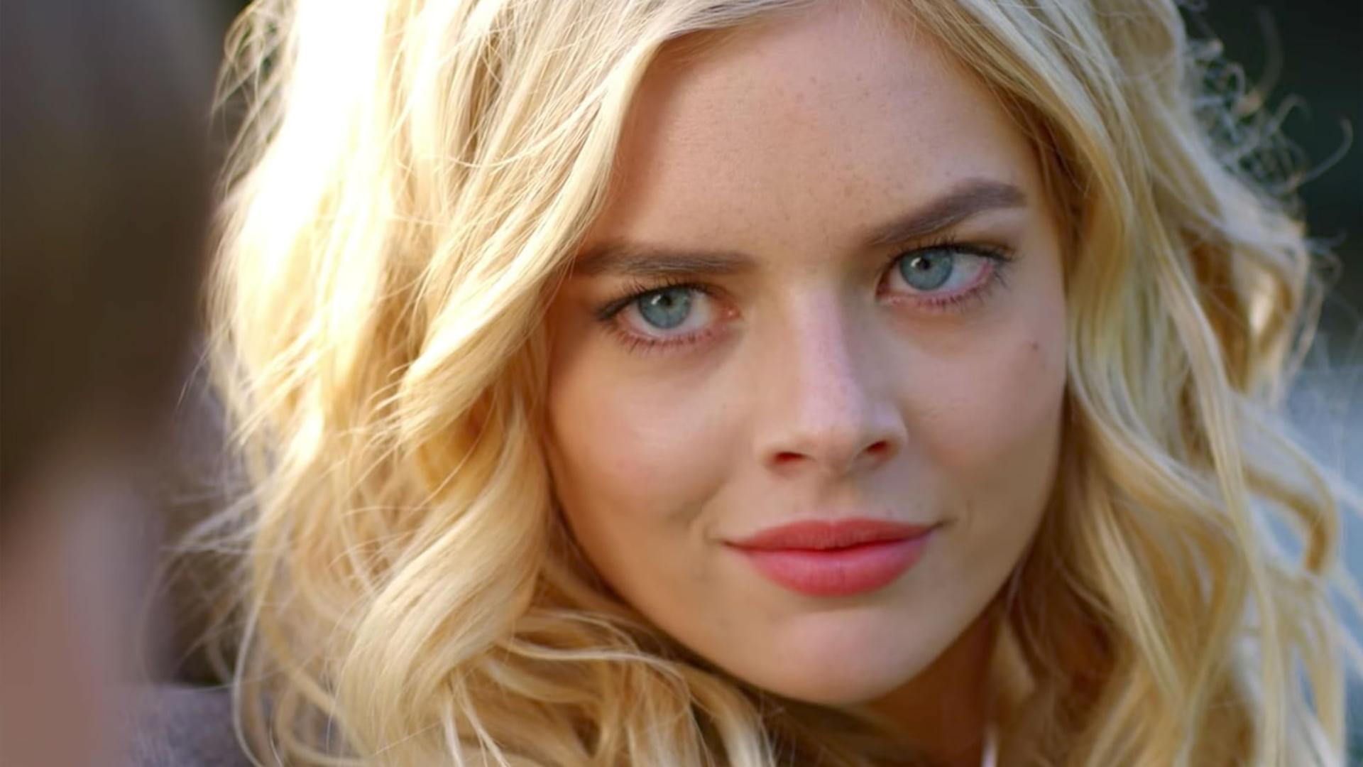 سامارا ویوینگ Samara Weaving
با موهای بلوند در نمای نزدیک