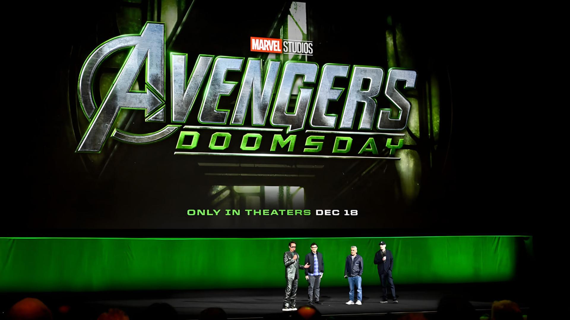 لوگوی فیلم Avengers Doomsday روی پرده بزرگ استیج