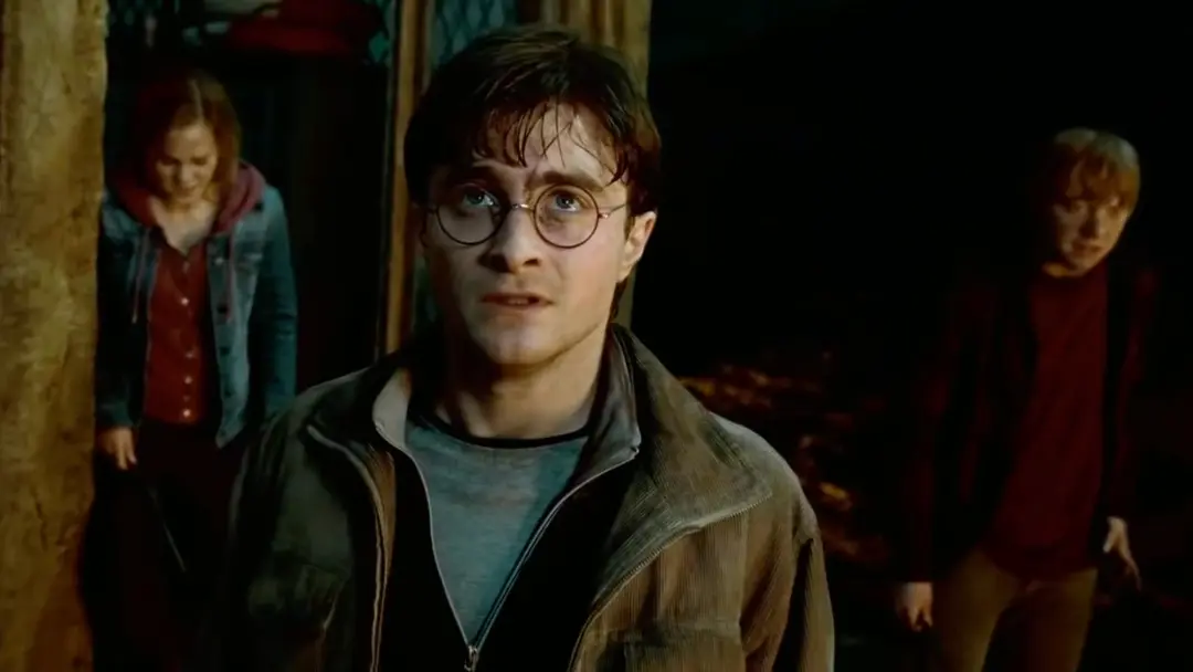هری پاتر (Harry Potter) با عینک گرد در فضای تاریک و فانتزی