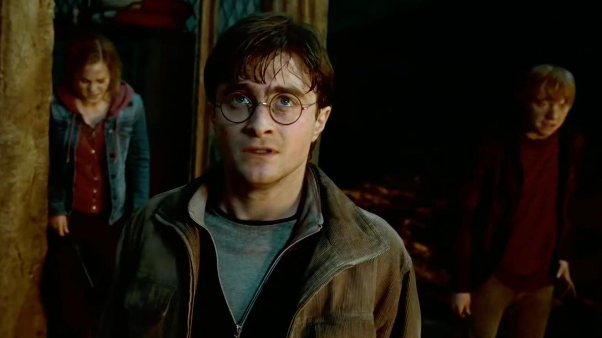 هری پاتر (Harry Potter) با عینک گرد در فضای تاریک و فانتزی
