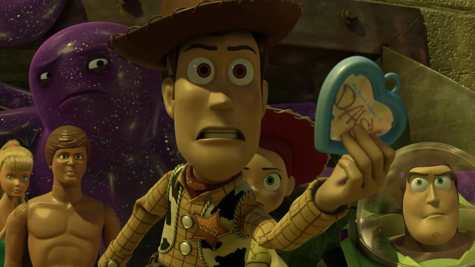 وودی (Woody) در انیمیشن Toy Story 3 با چهره‌ای متعجب در حال نگاه کردن به یک قاب عکس قلبی است