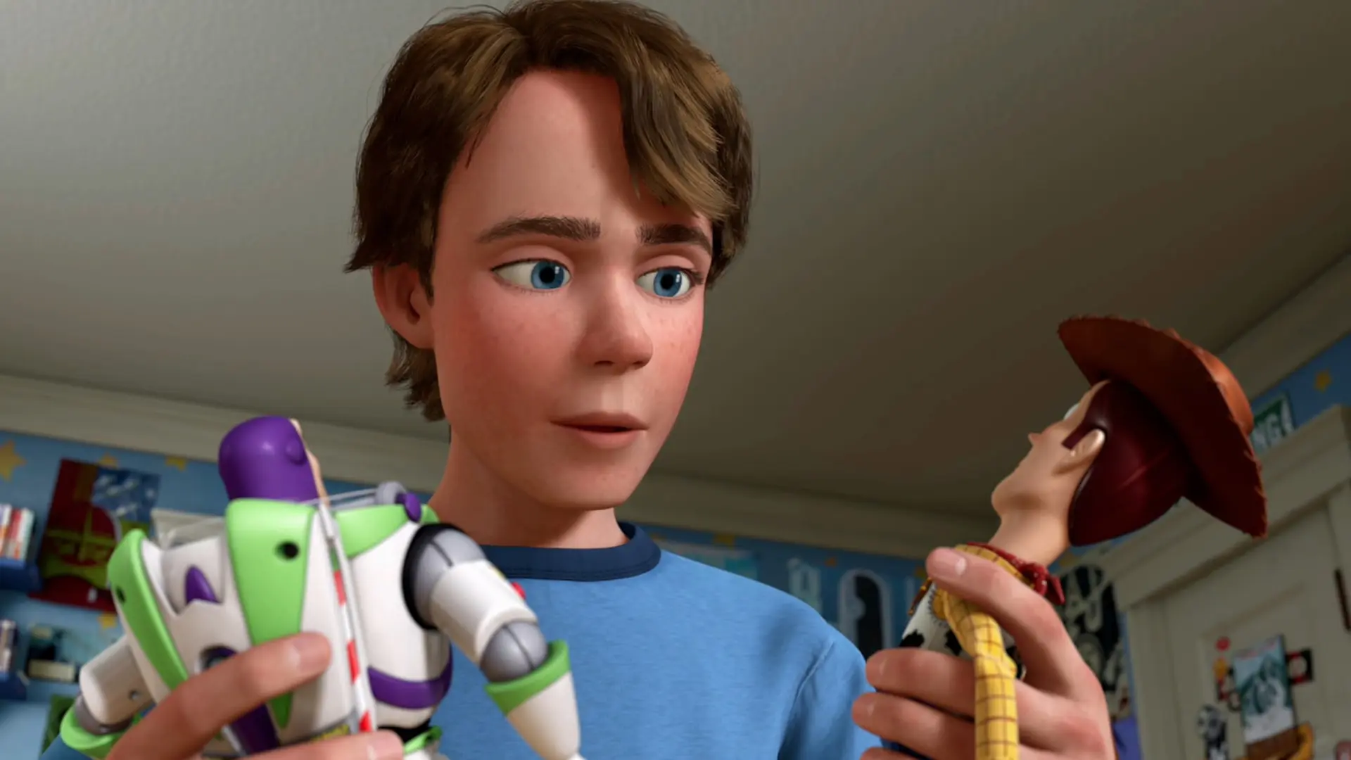 اسباب‌بازی‌های وودی (Woody) و باز لایت‌یر (Buzz Lightyear) در دست شخصیت اندی