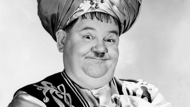 چهره اولیور هاردی (Oliver Hardy) با کلاه مخصوص در یک نقش سینمایی