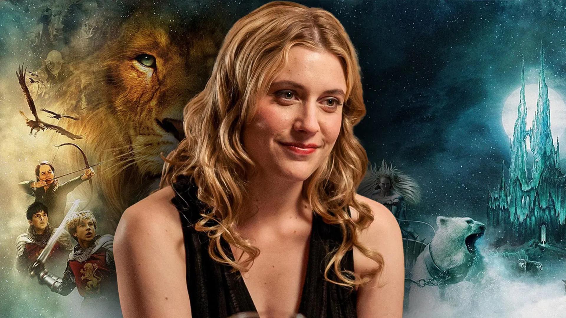 گریتا گروینگ (Greta Gerwig) در کنار پوسترهای فیلم‌های فانتزی و نارنیا
