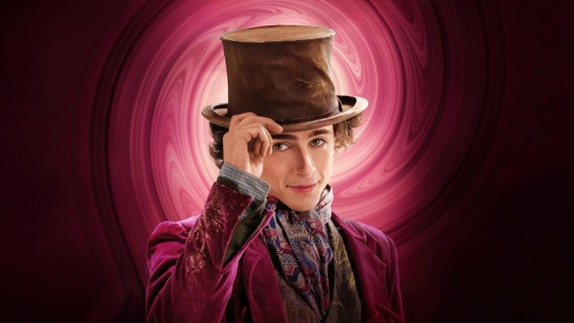 وانکا (Willy Wonka) با کلاه سیلندری قهوه‌ای و لباس بنفش در پس‌زمینه چرخان