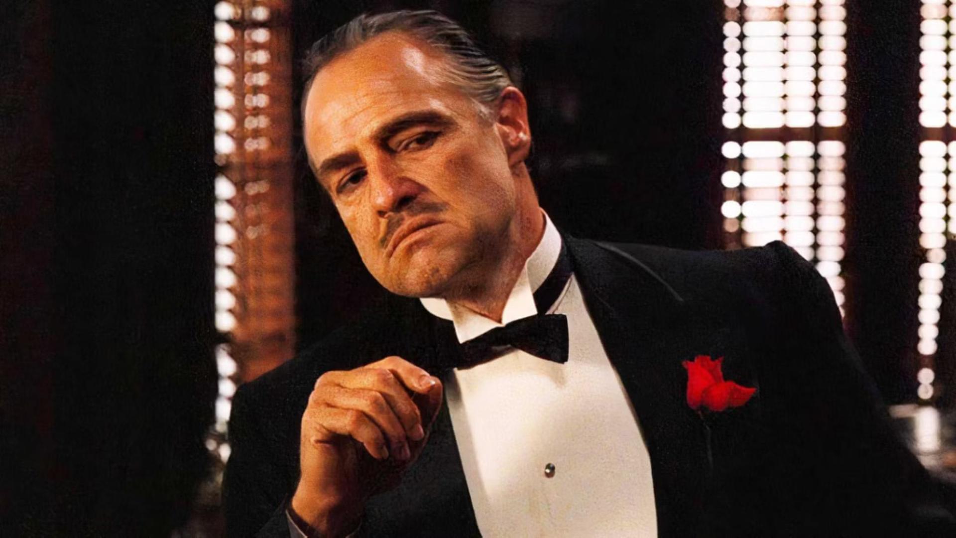 چهره دون ویتو کورلئونه (Vito Corleone) با کت و شلوار رسمی و پاپیون سیاه