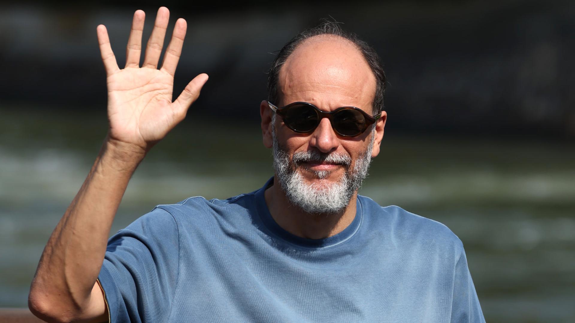لوکا گوادانینو (Luca Guadagnino) با عینک آفتابی و دست بالا برده