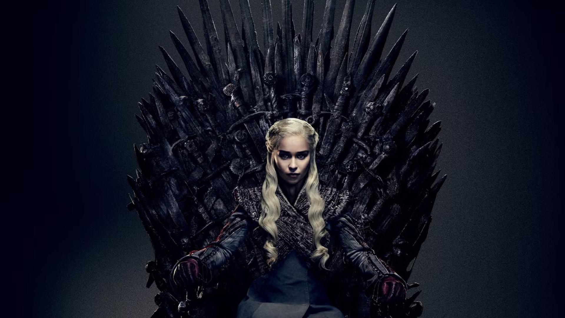 دنریس تارگریان (Daenerys Targaryen) روی تخت آهنین بازی تاج و تخت نشسته‌ است