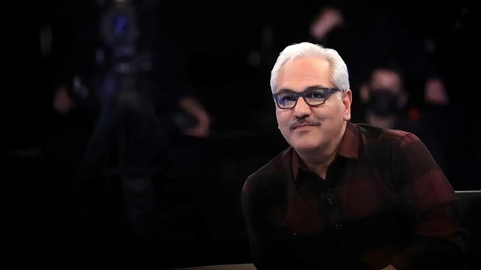 مهران مدیری (Mehran Modiri) با عینک در محیط استودیویی