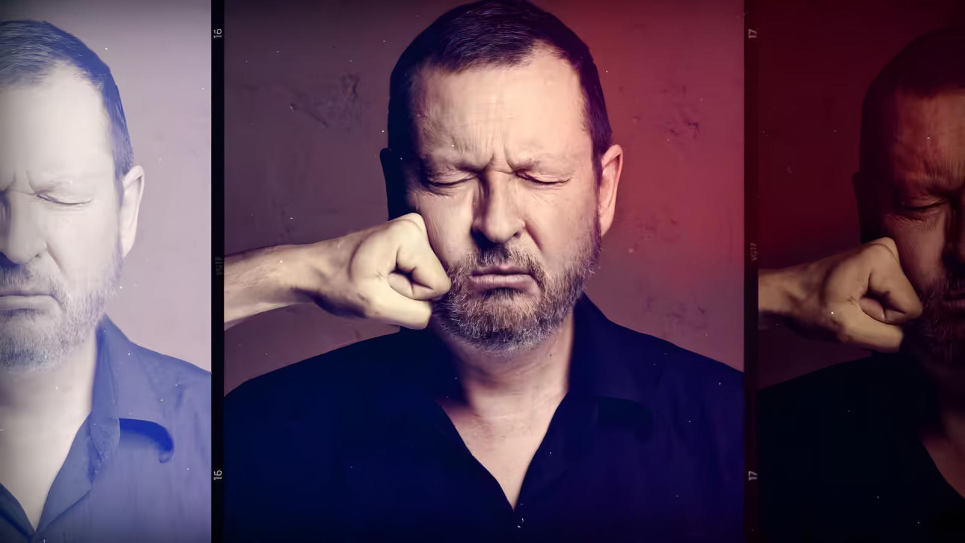 لارس فون تریه (Lars von Trier) در حالی که مشتی به صورت او ضربه می‌زند