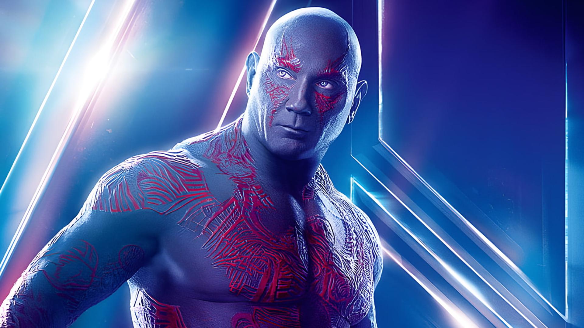 دیو باتیستا (Dave Bautista) با تتوهای قرمز روی پوست آبی