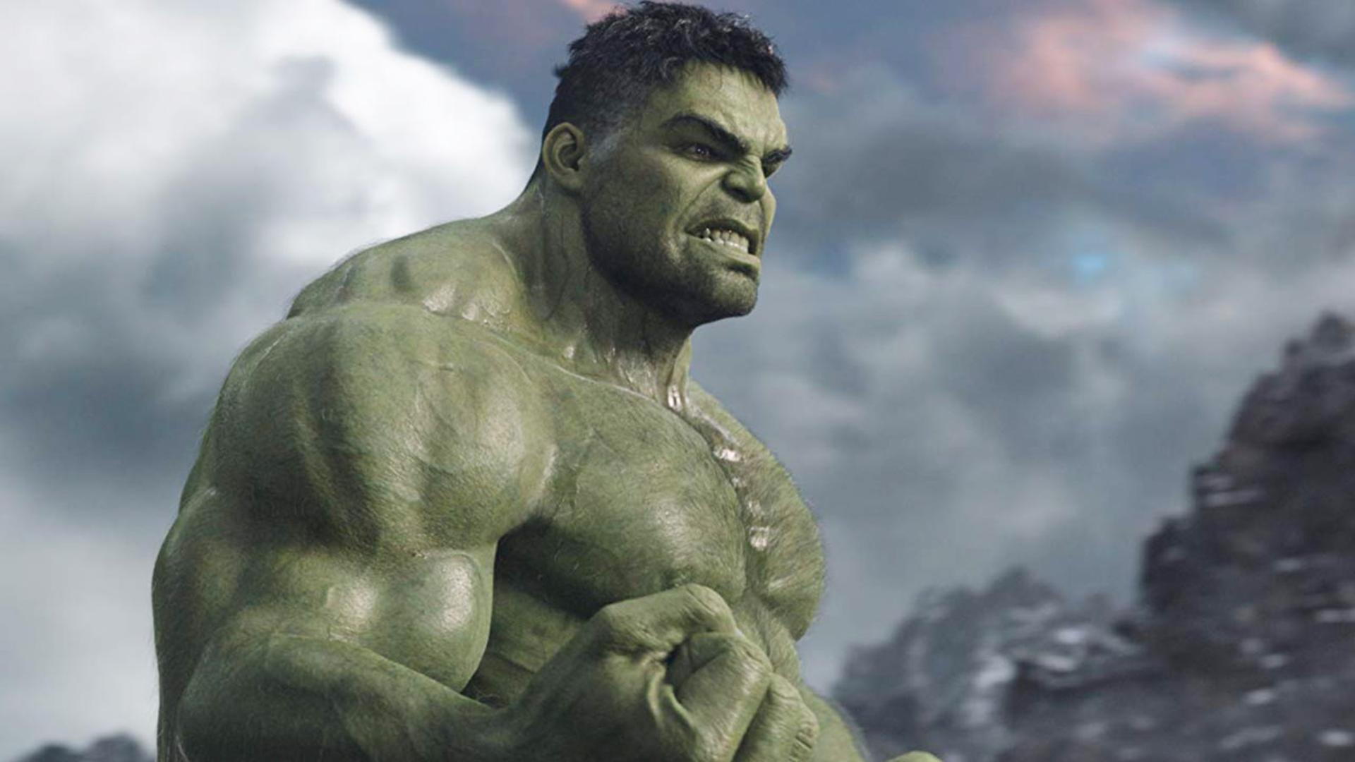 هالک (Hulk) با چهره‌ای خشمگین در مقابل آسمان ابری