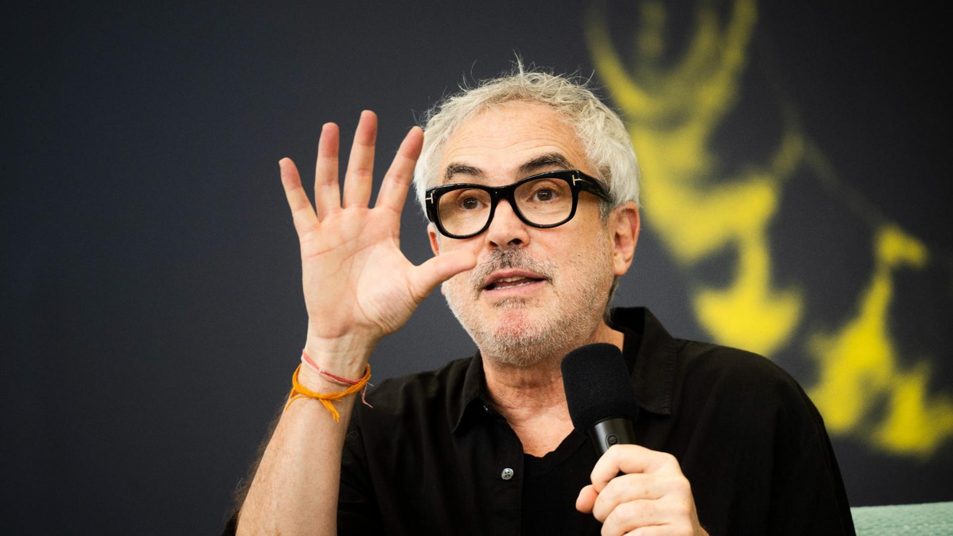 آلفونسو کوارون (Alfonso Cuarón) در حال صحبت با میکروفون