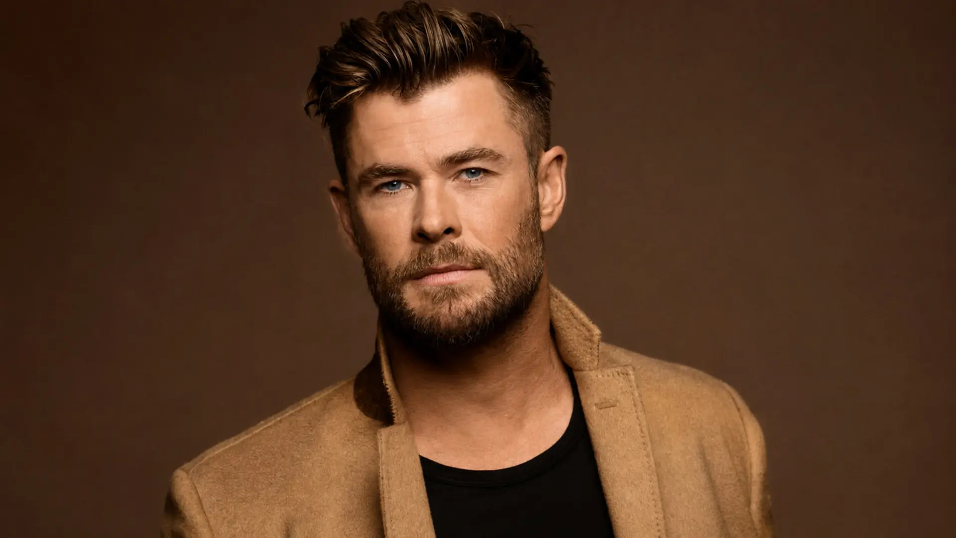 کریس همسورث (Chris Hemsworth) با نگاهی مستقیم به دوربین