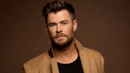 کریس همسورث (Chris Hemsworth) با نگاهی مستقیم به دوربین
