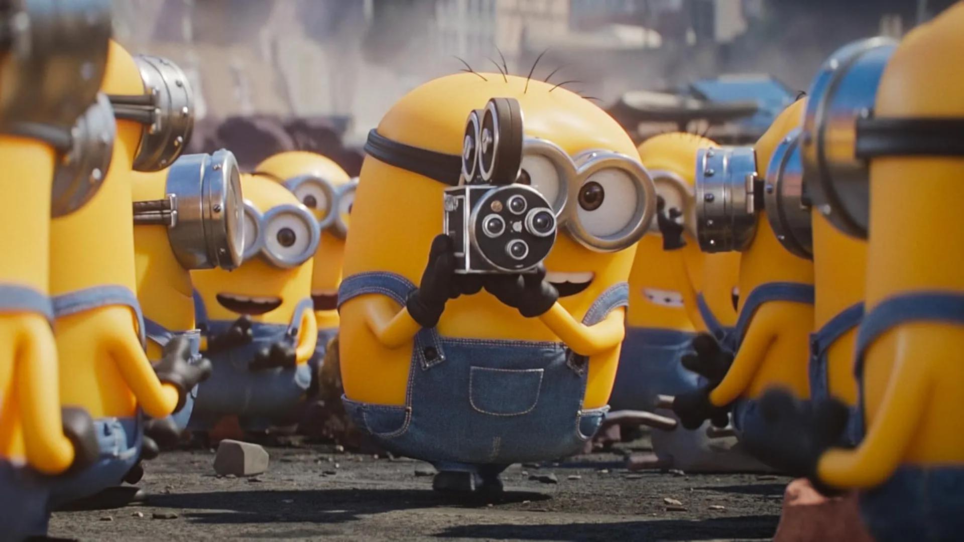 مینیون (Minion) با دوربین فیلم‌برداری در میان گروهی از مینیون‌ ها