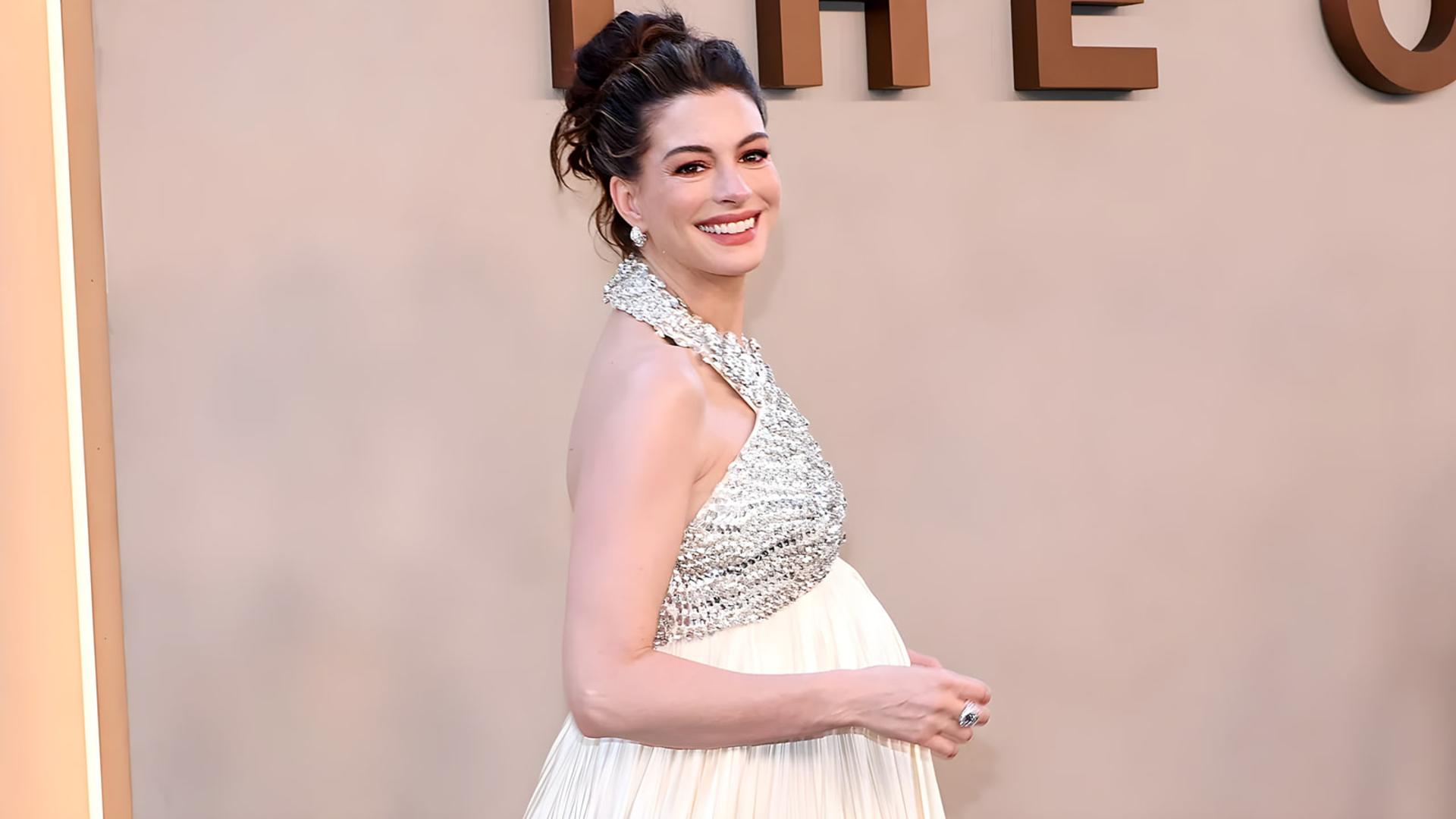 آن هاتاوی (Anne Hathaway) با لباس مجلسی در مراسم فرش قرمز