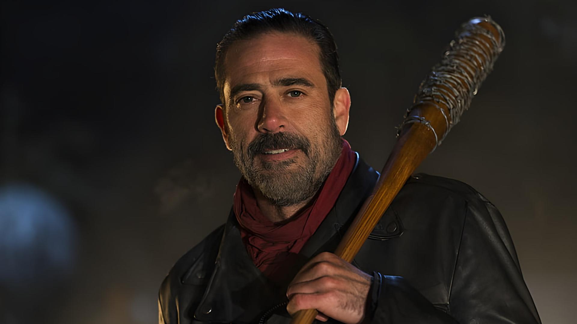 جفری دین مورگان (Jeffrey Dean Morgan) با چوب بیسبال در فضای تاریک