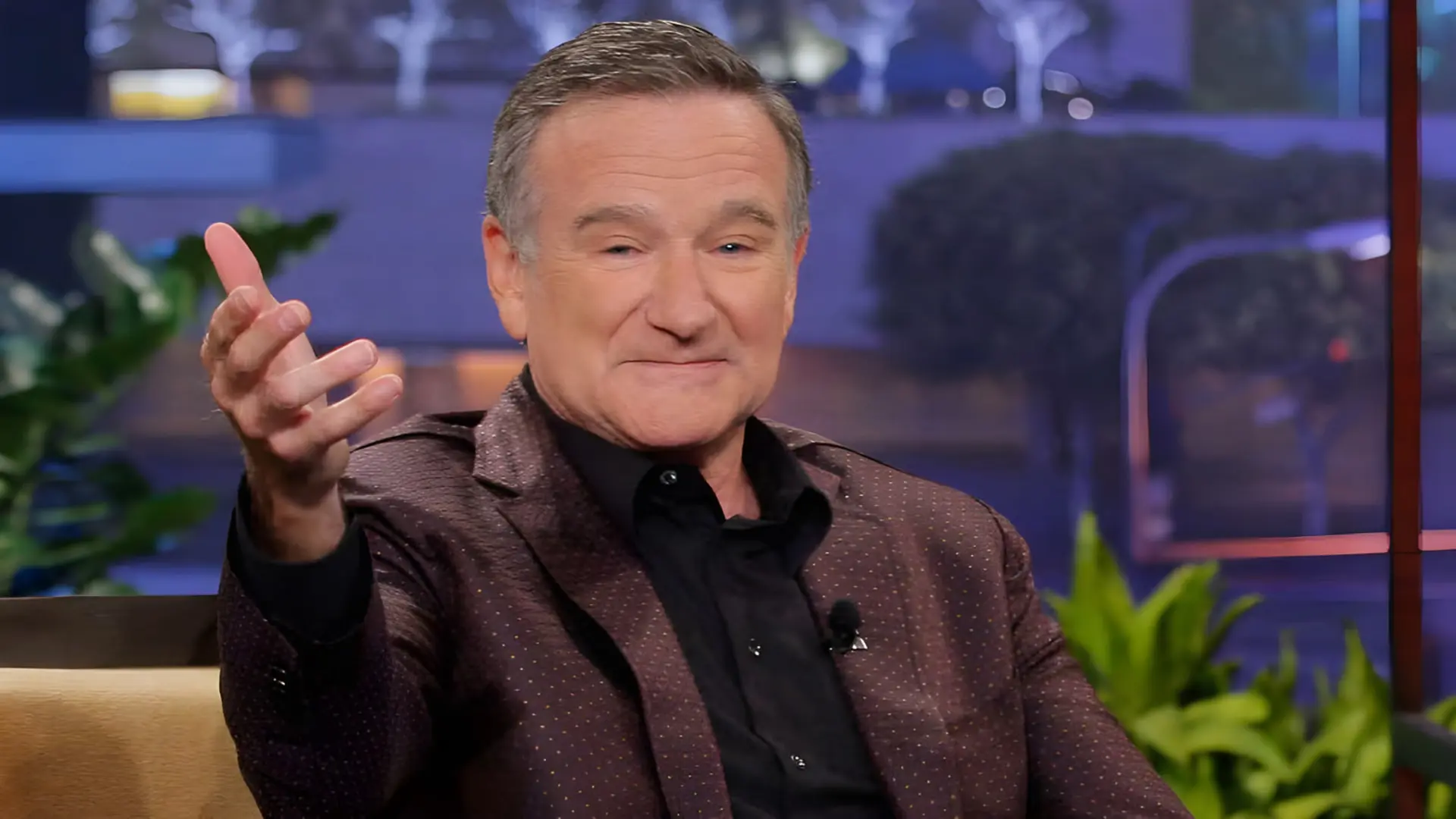 رابین ویلیامز (Robin Williams) با چهره‌ای خندان در یک برنامه تلویزیونی