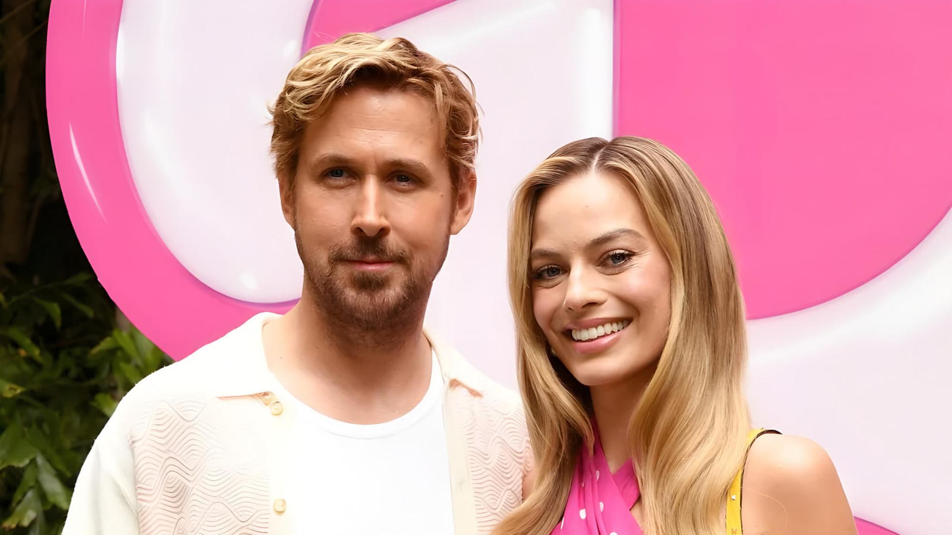 رایان گاسلینگ (Ryan Gosling) و مارگو رابی (Margot Robbie) در کنار نماد باربی