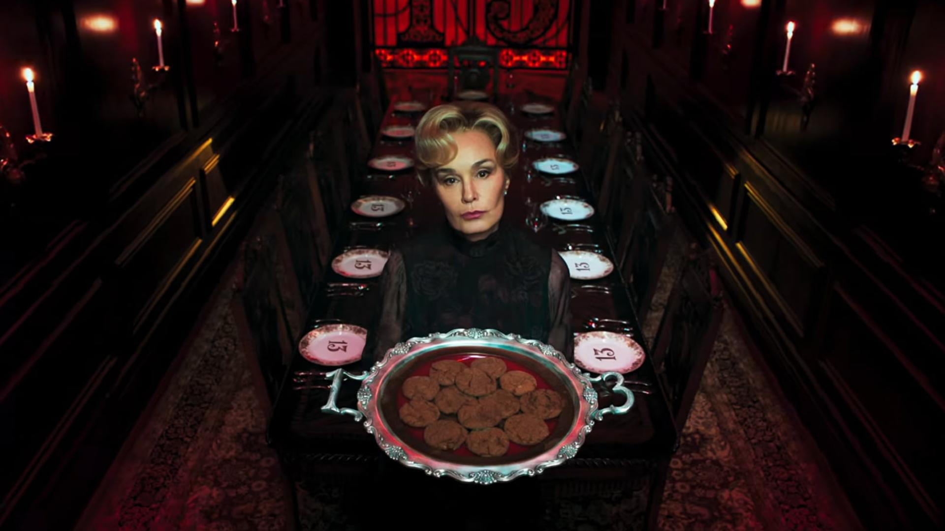 جسیکا لنگ (Jessica Lange) در حال نگه داشتن سینی خوراکی در سالن غذاخوری تاریک American Horror Story