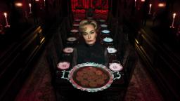 جسیکا لنگ (Jessica Lange) در حال نگه داشتن سینی خوراکی در سالن غذاخوری تاریک American Horror Story
