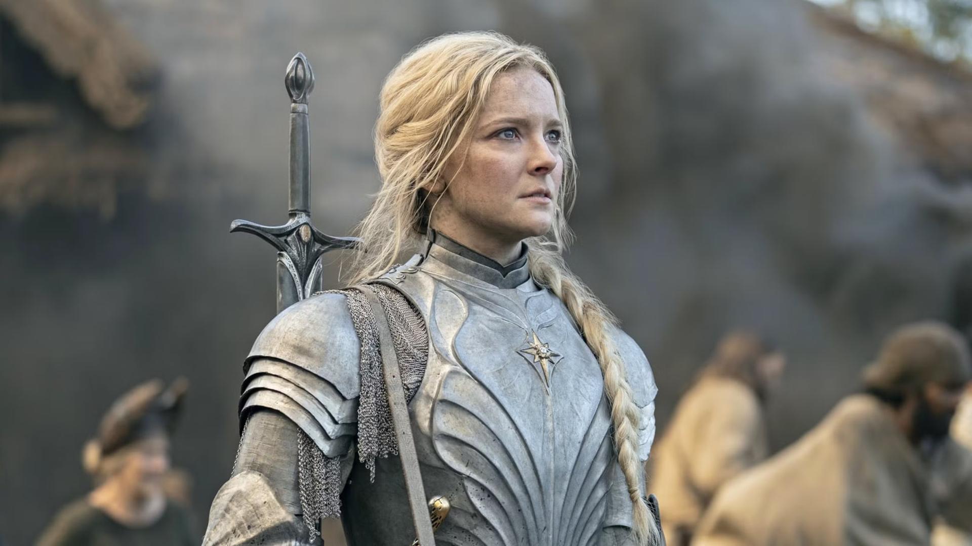 گالادریل (Galadriel) با زره نقره‌ای در صحنه سریال ارباب حلقه‌ها
