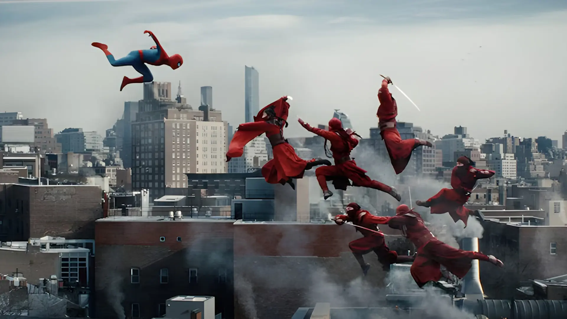 مرد عنکبوتی (Spider-Man) در حال مبارزه با گروهی از دشمنان با لباس قرمز در فضای بالای شهر