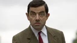 چهره کمدین مستربین (Mr. Bean) با حالت تعجب و چشم‌های باز