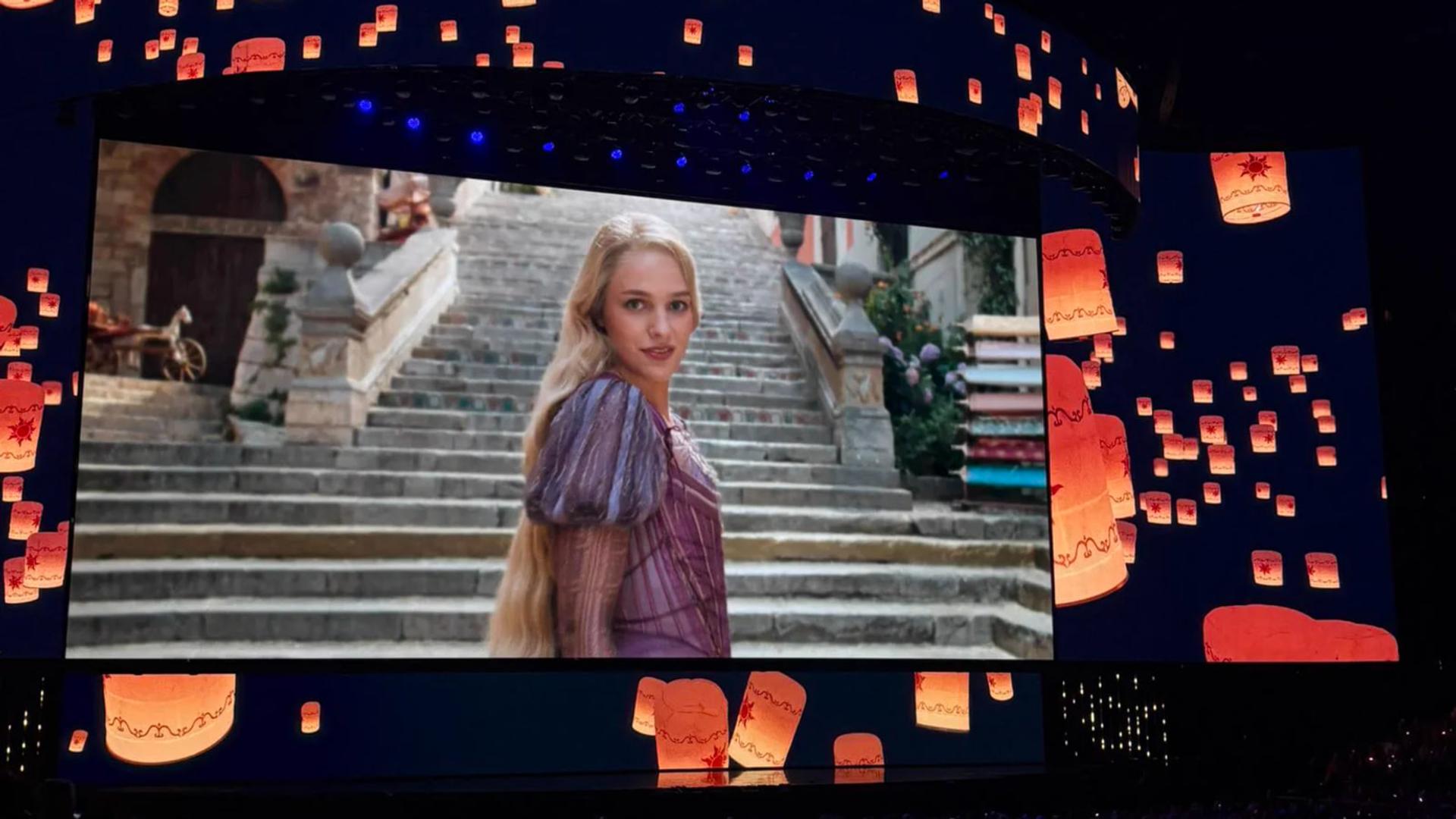 راپونزل (Rapunzel) با موهای بلند در مقابل پله‌های سنگی