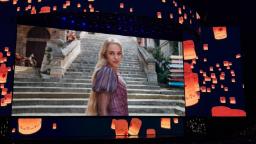 راپونزل (Rapunzel) با موهای بلند در مقابل پله‌های سنگی