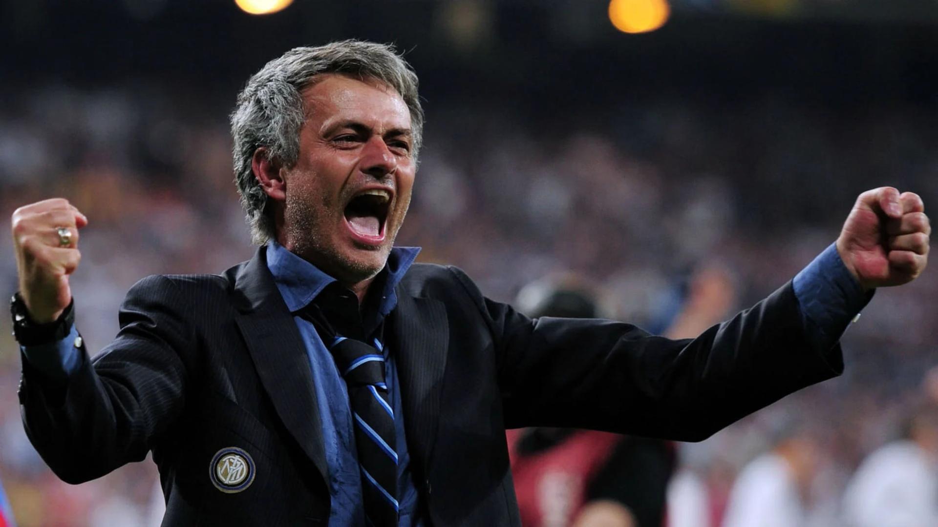 ژوزه مورینیو (José Mourinho) با مشت‌های گره‌کرده در حال جشن گرفتن پیروزی است