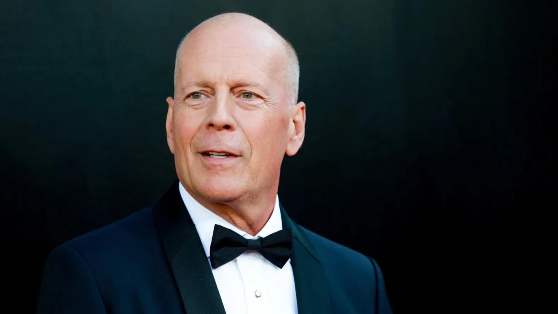 بروس ویلیس (Bruce Willis) با کت و شلوار رسمی و پاپیون در یک مراسم