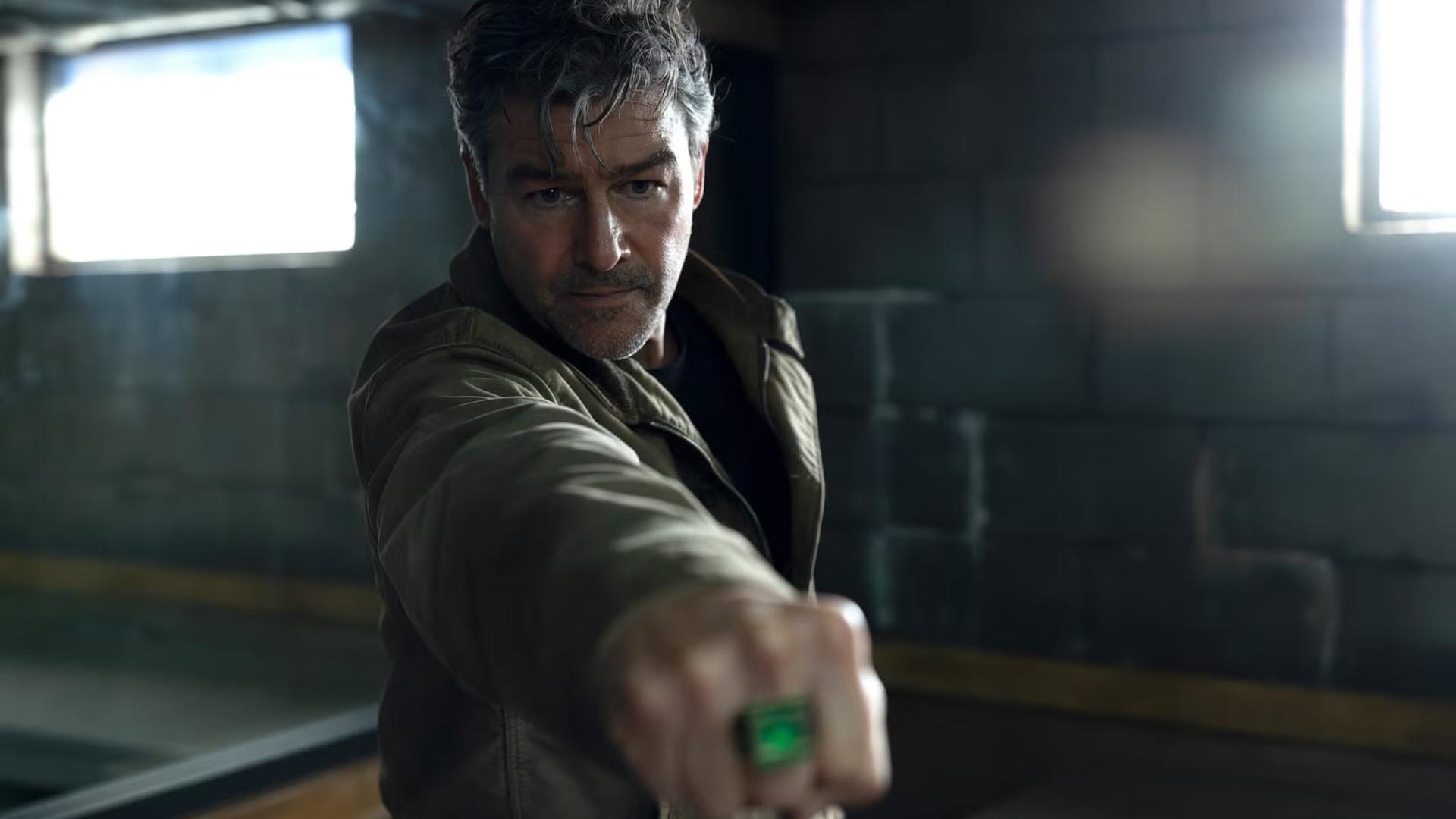 انگشتر سبز (Green Lantern Ring) در دست بازیگر سریال Lanterns