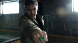 انگشتر سبز (Green Lantern Ring) در دست بازیگر سریال Lanterns