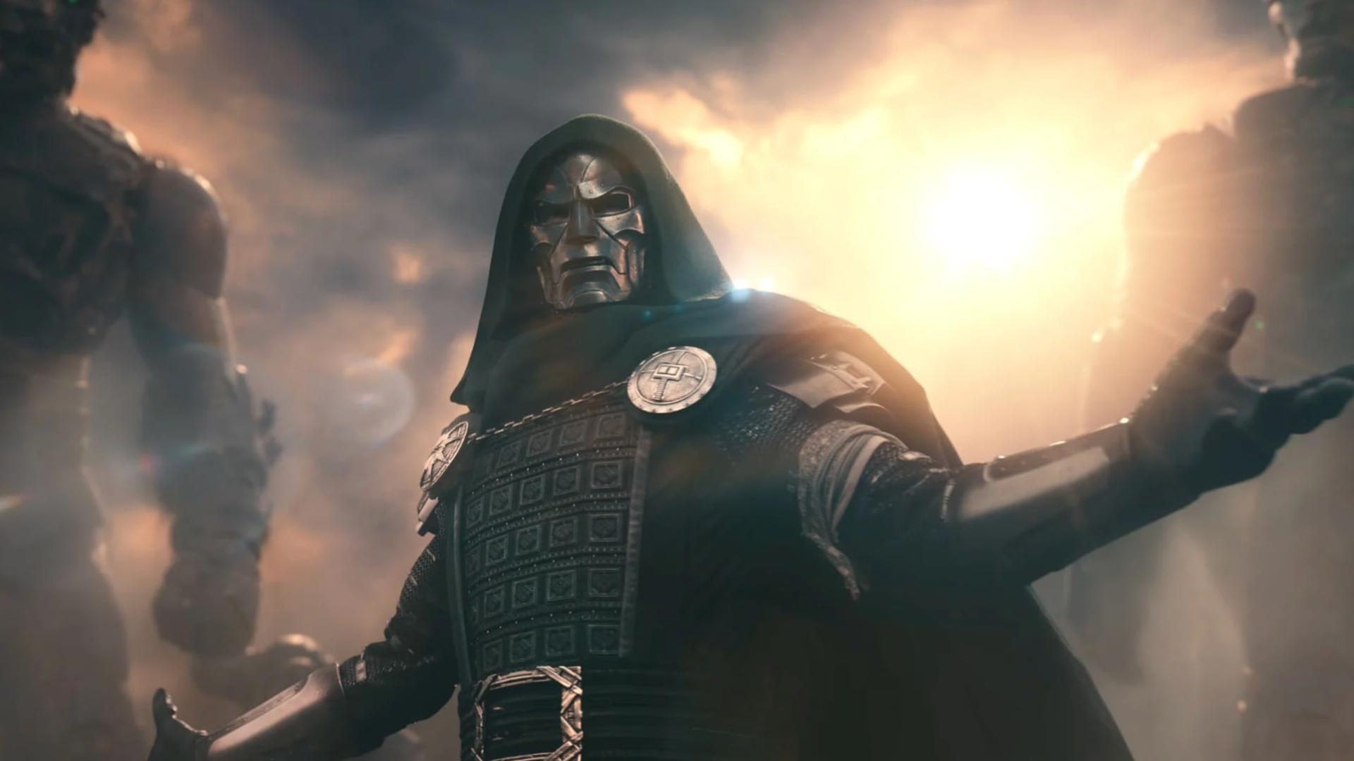 دکتر دووم (Doctor Doom) با ماسک نقره‌ای و ردای سبز در میان دود و نور