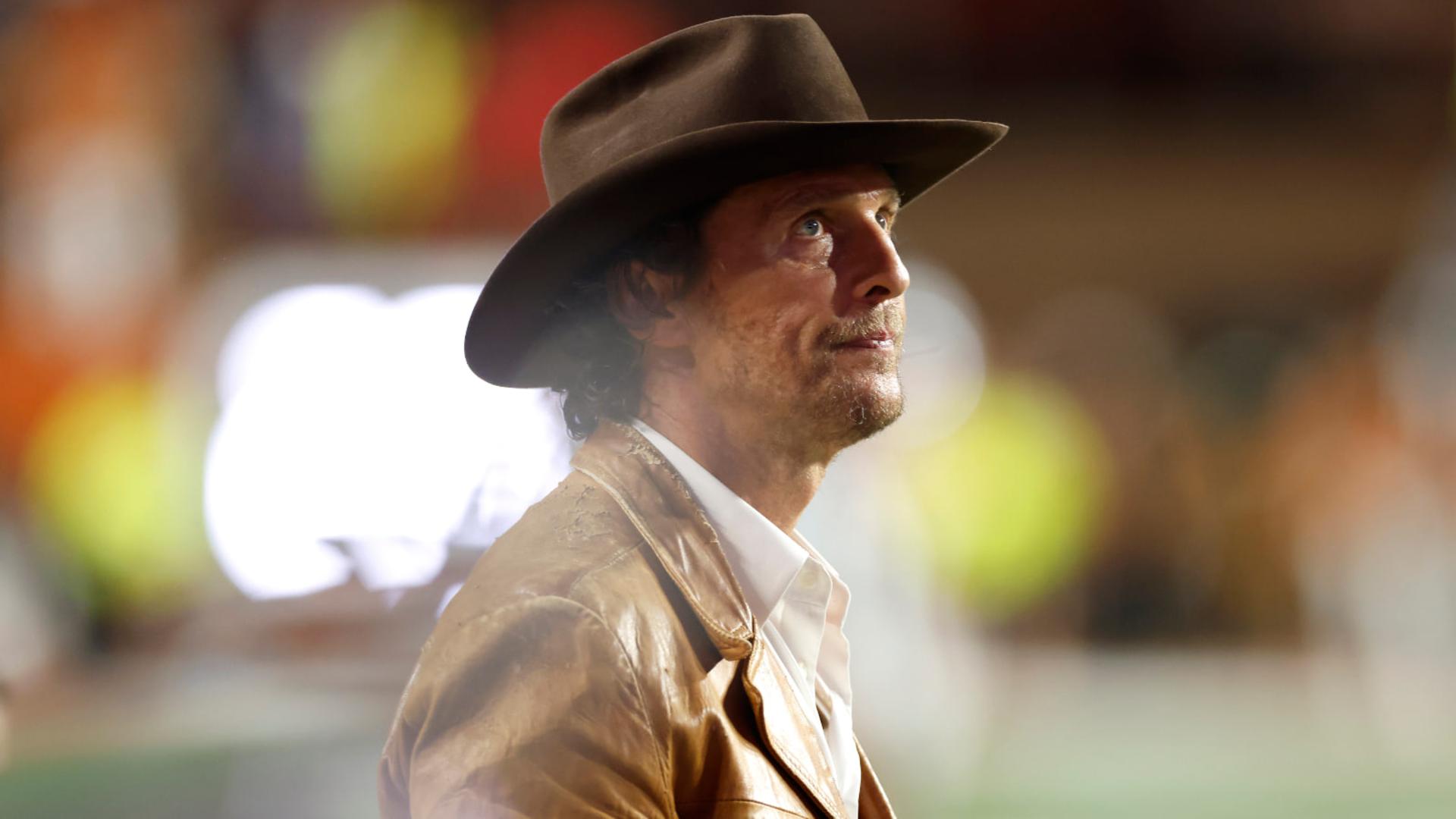 متیو مک‌کانهی (Matthew McConaughey) با کلاه و کت چرمی در صحنه فیلم‌برداری