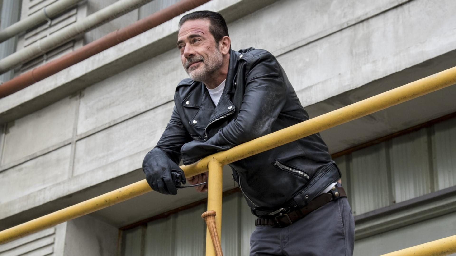 شخصیت نیگان (Negan) با کت چرمی مشکی در فضای باز