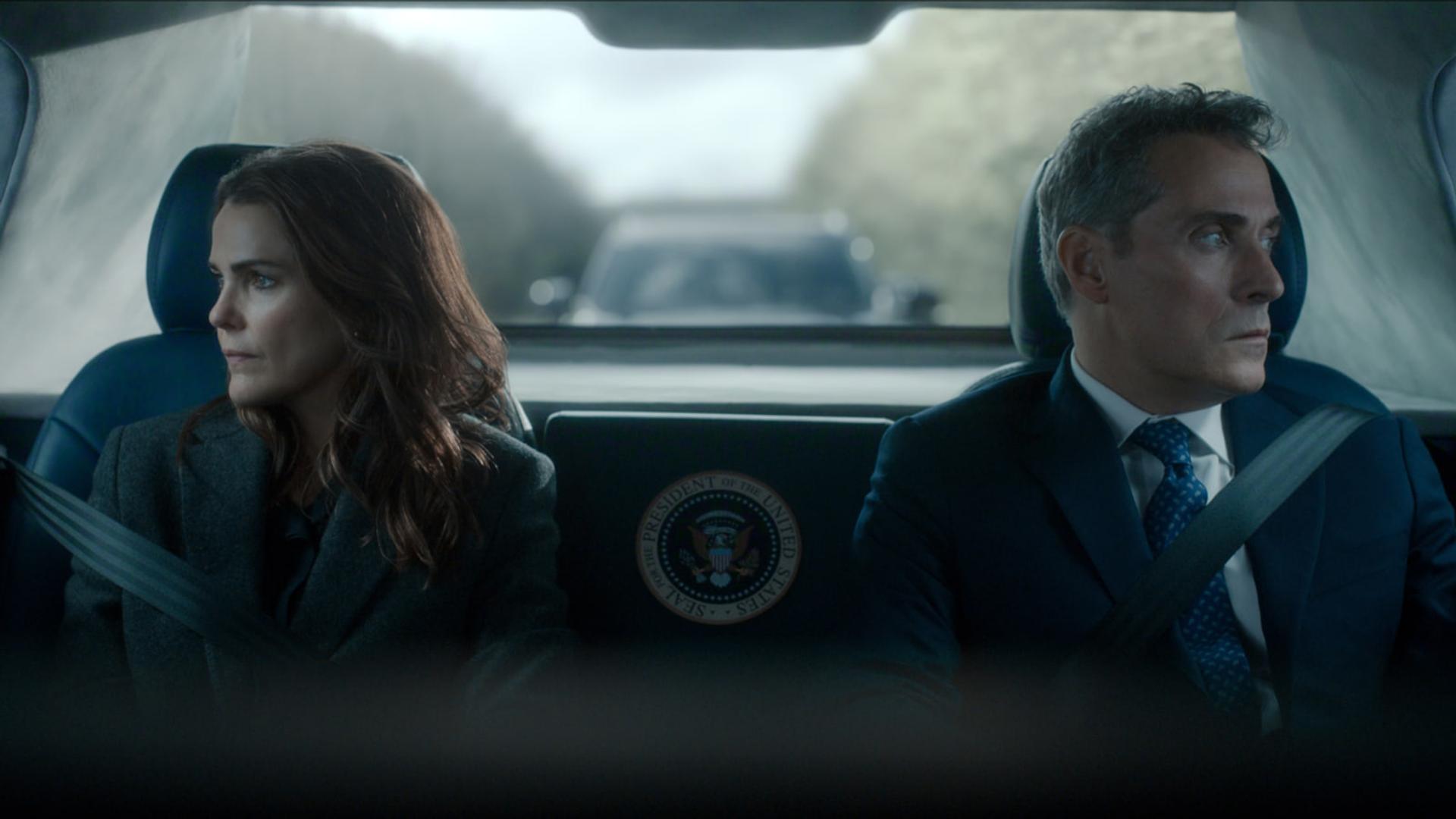کری راسل (Keri Russell) و روفوس سوول (Rufus Sewell) در خودروی ریاست جمهوری آمریکا