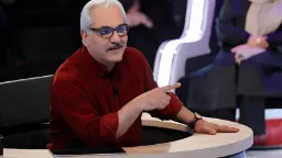 مهران مدیری (Mehran Modiri) با عینک و پیراهن قرمز در محیط استودیو