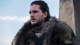 جان اسنو (Jon Snow) با لباس خزدار در سریال بازی تاج و تخت