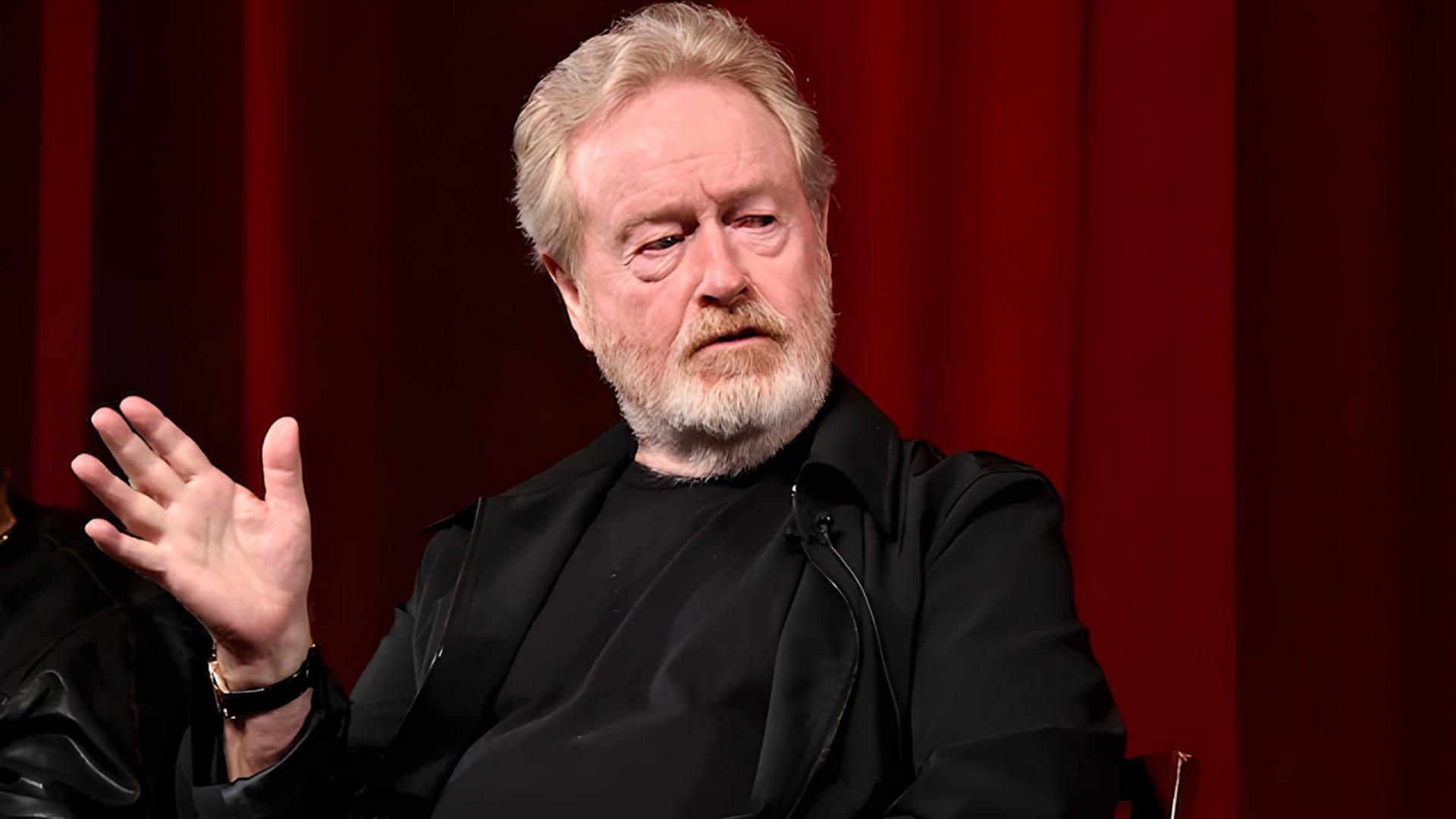 ریدلی اسکات (Ridley Scott) در حال صحبت در یک رویداد سینمایی
