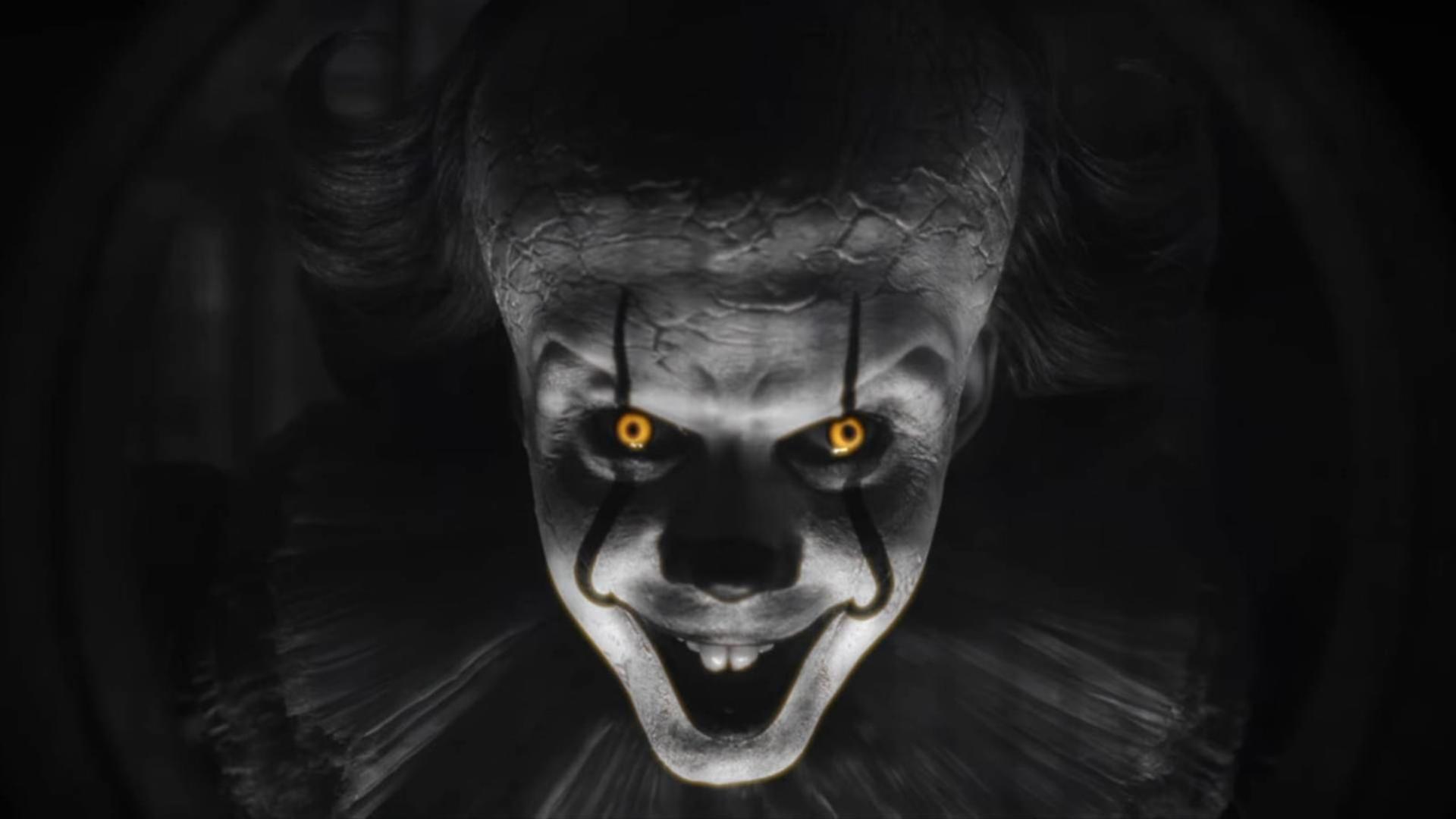 چهره دلقک ترسناک (Pennywise) با چشم‌های درخشان در سریال IT: Welcome To Derry