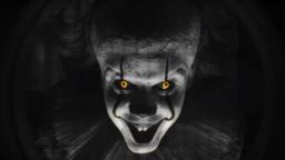 چهره دلقک ترسناک (Pennywise) با چشم‌های درخشان در سریال IT: Welcome To Derry