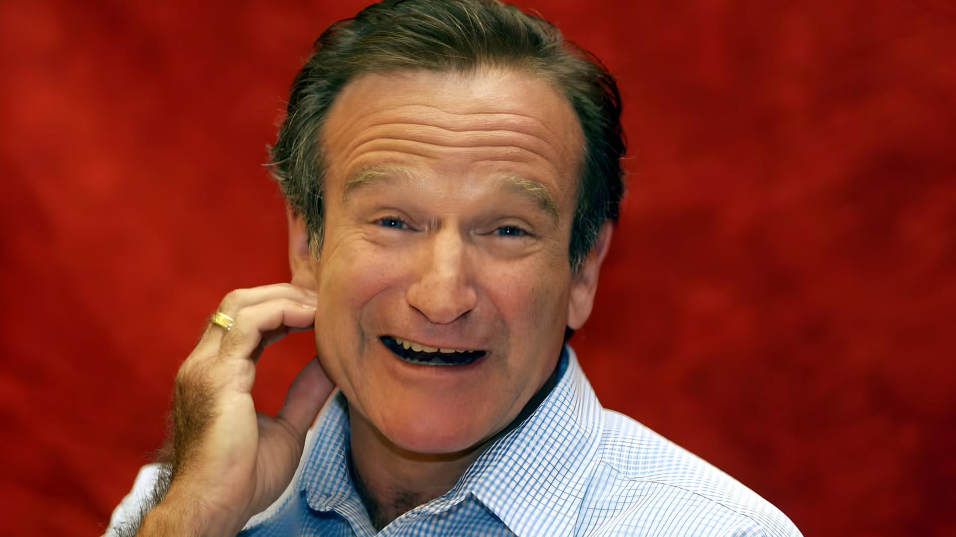 رابین ویلیامز (Robin Williams) در حال لبخند زدن در کنفرانس خبری فیلم One Hour Photo