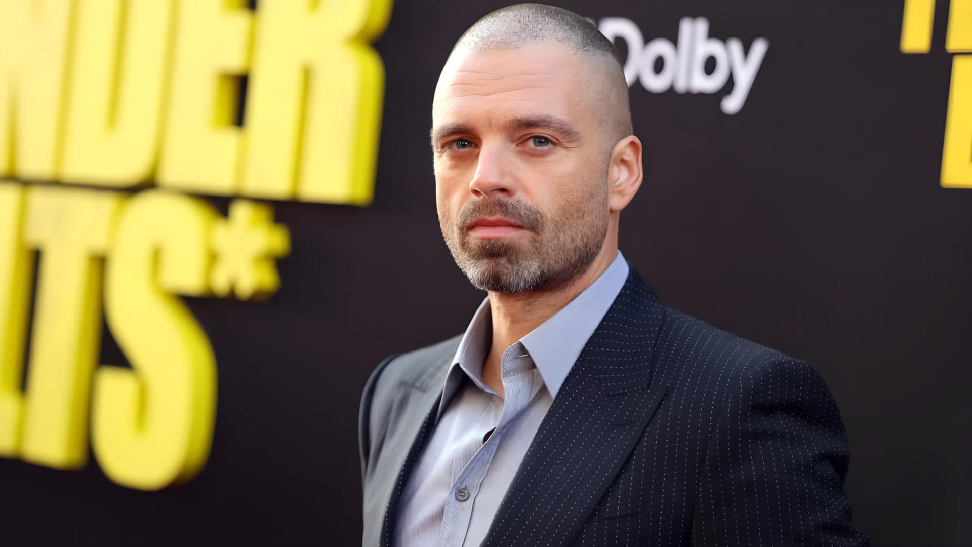 سِباستین استن (Sebastian Stan) بازیگر مارول در مقابل پس‌زمینه رویداد